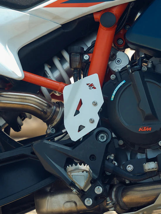 LEGUNDARY KTM ADV 890 Titan Master Cylinder Guard Silver