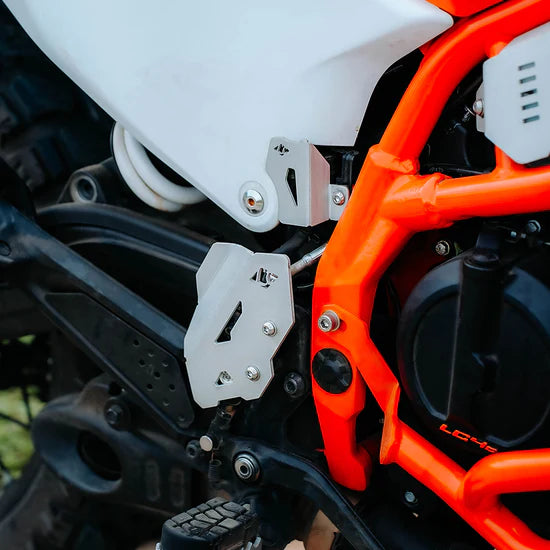 LEGUNDARY KTM 390 Enduro R Casque Rear Oil Cap Silver