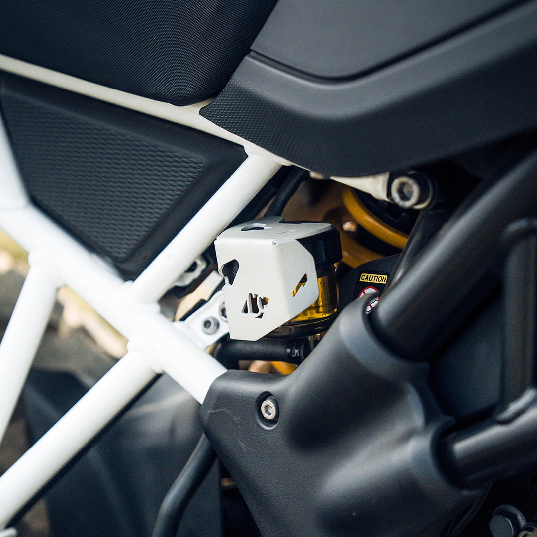 TVS Apache RTX 300 Casque Rear Oil Cap